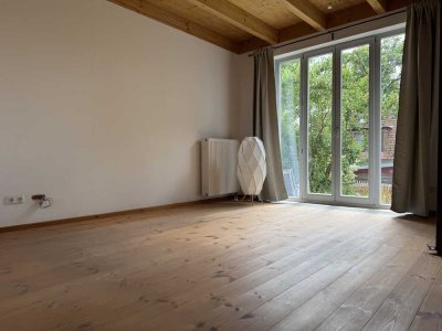 Erstbezug nach Sanierung mit Balkon: Stilvolle 2,5-Raum-EG-Wohnung mit geh. Innenausstattung