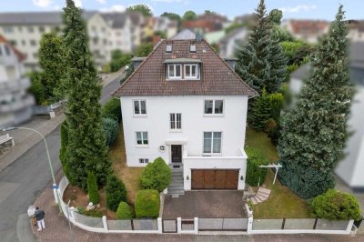 Lichtdurchflutete Villa mit Terrasse, Balkon und Garten