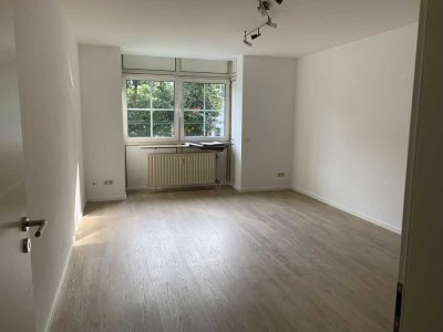 Modernisierte, schicke 2-Zimmer-Wohnung mit EBK in Köln-Poll