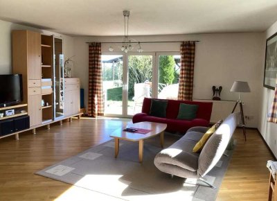 Neuwertige Wohnung mit drei Zimmern sowie Balkon und Einbauküche in Gering