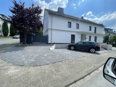 Erstbezug nach Sanierung mit Balkon: Freundliche 4-Zimmer-Wohnung mit geh. Innenausstattung