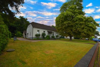 Freistehendes, historisches Einfamilienhaus mit ELW und XXL-Grundstück direkt an der Natur