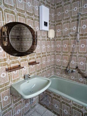 Sanierungsbedürftige 3-Zimmer Wohnung mit Loggia und Terrasse