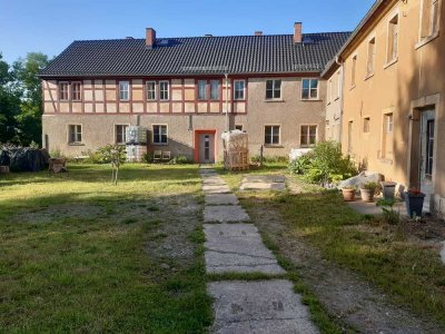 3-Seiten Hof am Ortsrand in ruhiger Lage