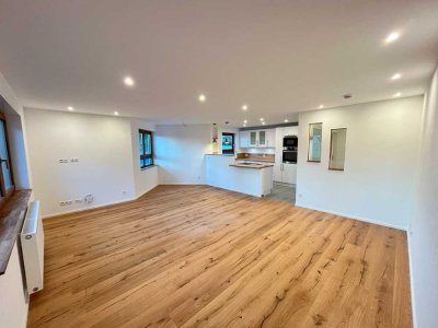 Exklusive, helle 3-Zi.-Wohnung mit Balkon, Designküche, edlen Materialien und modernem Lichtkonzept