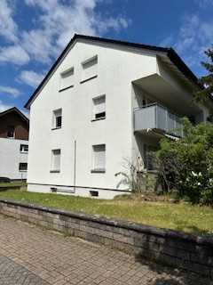Schön geschnittene Wohnung mit Balkon