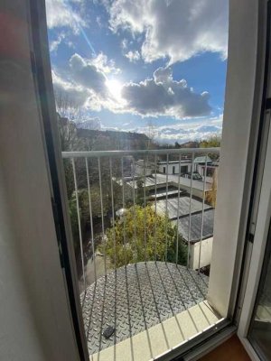 gemütliche 2 Zimmer-Whg. in Leutzsch mit kl. Balkonaustritt* Tageslichtbad* sep.Küche* WG tgl.