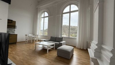 Anno 1880: Prachtvolle 2-Zimmer-Maisonette-Wohnung mit Kubus und hochwertiger EBK