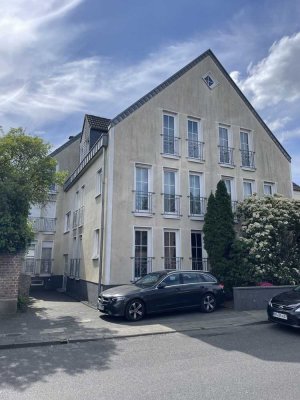 Ansprechende u. geräumige 2-Zimmer-DG-Wohnung (+ Spitzboden) mit Balkon in gepflegtem 6-Familienhaus