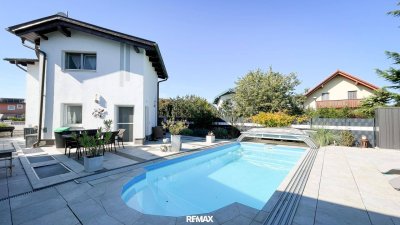Großes Grundstück mit Pool und wundervoller Ruhe - was will man mehr!