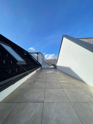 Lichtdurchflutete 2-Zimmer-Dachgeschoßwohnung mit großer Terrasse und Balkon