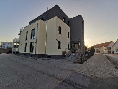 Ansprechende und neuwertige 4-Raum-Hochparterre-Wohnung mit geh. Innenausstattung mit Balkon