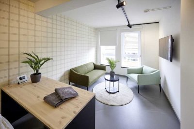 Helles, möbliertes Zimmer mit Gemeinschaftsküche und Badezimmer