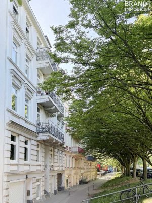 Nähe Stadtpark! 3 Zimmer-Altbauwohnung mit 2 Balkonen in Top-Lage von Hamburg Winterhude.