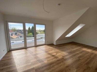 Dachgeschosswohnung / Mietwohnung in Köln Lövenich / Balkon Stellplatz Erstbezug Wärmepumpe Aufzug