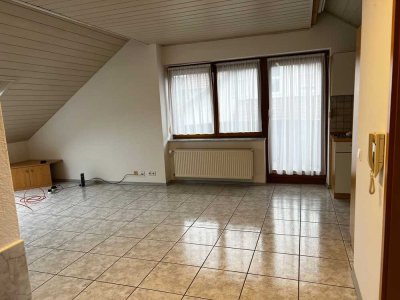 Helle 1-Zimmer-DG-Wohnung mit Balkon und EBK für Pendler in Neckarsulm