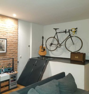 Individuelle und geräumige Hochparterrewohnung mit Weinkeller und Stildenkmal im Wohnbereich