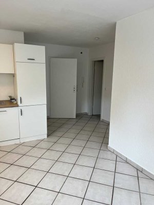 Kirchheim a.N. 2 Zimmerwohnung mit Einbauküche, nach Renovierung ab sofort frei.