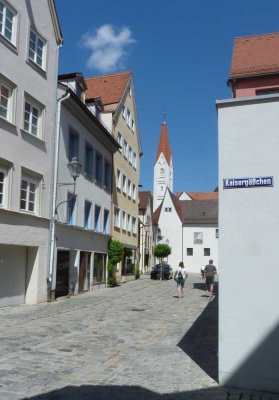 Zentrale 6-Zimmer-Maisonette-Wohnung mit Balkon, Einbauküche z.B. für Büro, Laden, Einliegerwohnung