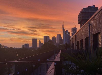 Penthouse-Charakter im Ostend: 3 Zimmer mit 2 Terrassen & Skylineblick