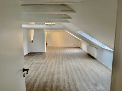 Helle renovierte 4-Zimmer-Dachgeschosswohnung, WG-geeignet