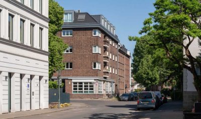 Df.-Ober-/Niederkassel: Schöne 2 1/2-Raum-Wohnung in restauriertem Altbau