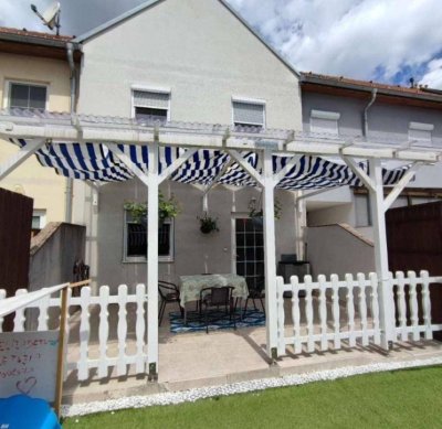 Geräumiges Reihenhaus mit Garten, überdachter Terrasse und drei Etagen voller Möglichkeiten