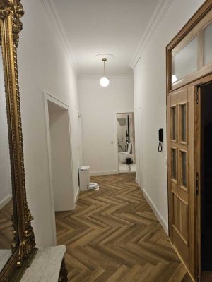 Luxus-Altbau . Kernsaniert . 4 Zimmer . 2 Balkone . Aufzug . Parkplatz . Keller .