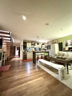 Hochwertige 2,5 Zi. Dachterrassenwohnung mit Einbauküche, Keller, 2x Stellplatz, ca. 85 m2 Wfl.