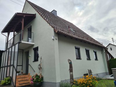 Einfamilienhaus mit großem Pool und Teich in grüner Oase