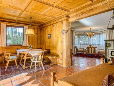 Traditionelles Landhaus auf großem Grundstück