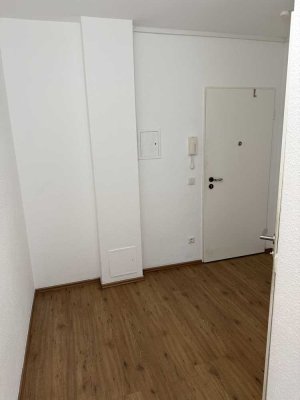 schöne, teilrenovierte 2 Raum Wohnung im 2. OG mit Balkon u. Aufzug