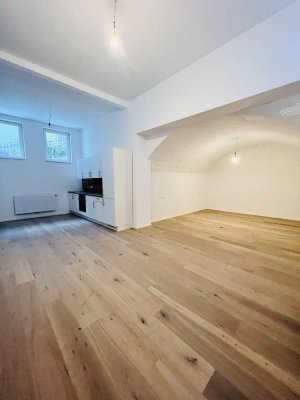 Eleganter Loft/  Erstbezug nach Sanierung mit EBK und Terrasse