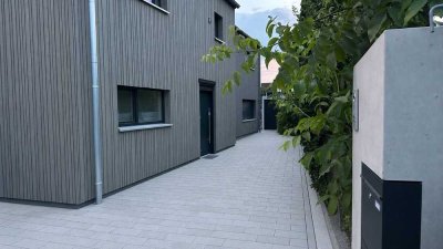 Architektenhaus in Augsburg - hochwertiger Neubau mit Holzfassade, viel Licht und Nähe zur Wertach