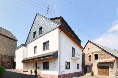 3-Familien Wohnhaus mit Terrasse, 2 Nebengebäuden, Garagen und Innenhof im Ortskern von Arzbach