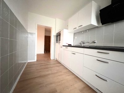 Sanierte 2 Zimmer Wohnung mit Garten, Balkon und Badewanne nahe Pferderennbahn
