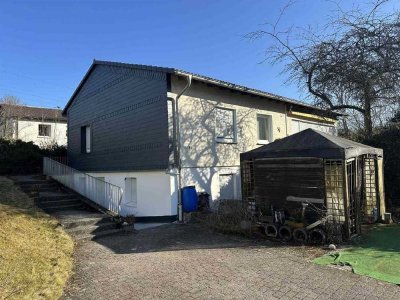 / Großzügiges Einfamilienhaus mit Einliegerwohnung  
Viel Platz für Ihre Wohnträume!