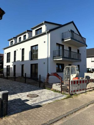 Neuwertige Wohnung mit vier Zimmern und Balkon in Walzbachtal