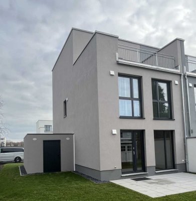 Neuwertiges Haus mit fünf Zimmern und EBK in Köln