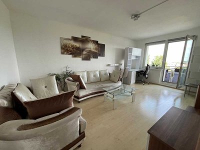 Möblierte 2-Zimmer-Wohnung mit Einbauküche und fantastischem Blick auf den Balkon.