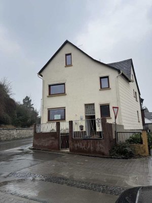 Schönes, bezugsfähiges Einfamilienhaus mit 5 ZKB mit Garten, Einbauküche. Finanz. 625€ p.M. ohne EK