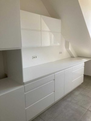 Kernsanierte 2 -ZKB DG- Wohnung mit neuer EBK, Stellplatz im Hof !