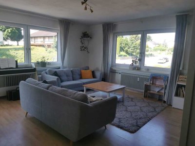 Freundliche und modernisierte 4-Raum-Wohnung mit Balkon und EBK in Adelsried