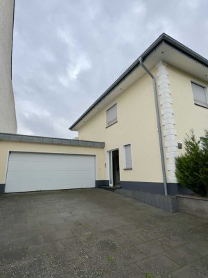 Exklusives und neuwertiges Haus mit fünf Zimmern und EBK in Euskirchen