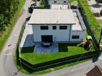 POTENZIAL FÜR HEBEBÜHNE: Naturverbundenes Einfamilienhaus mit Doppelgarage und viel Stauraum