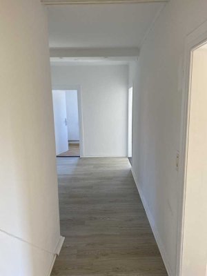 Preiswerte, renovierte 4,5-Zimmer-Wohnung mit Einbauküche in Halle
