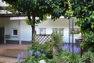 Hinterhaus mit kleiner Loggia, Gemeinschaftshof und Stellplatz