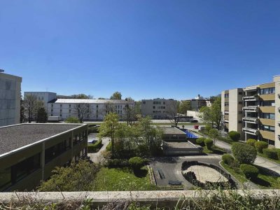 Wie im Neubau ! 3 Zi. Whg. mit Blick über die Dächer + Aufzug & Balkon