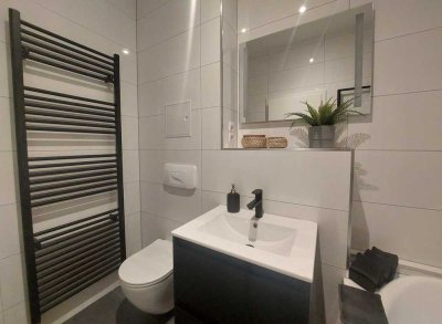 **ALLES NEU** 2-Zimmer-Wohnung im Erdgeschoss mit Einbauküche & Balkon! Erstbezug nach Sanierung!