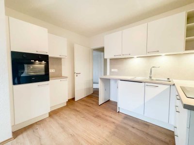 Neuwertige 2-Zimmerwohnung mit tollem Bad, Einbauküche und Garage!